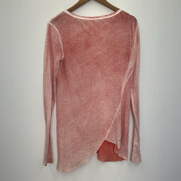 Free People - Long Beach Asymmetrical H Coral Mineral Wash Long Sleeve T Size XS - Picture 9 of 10